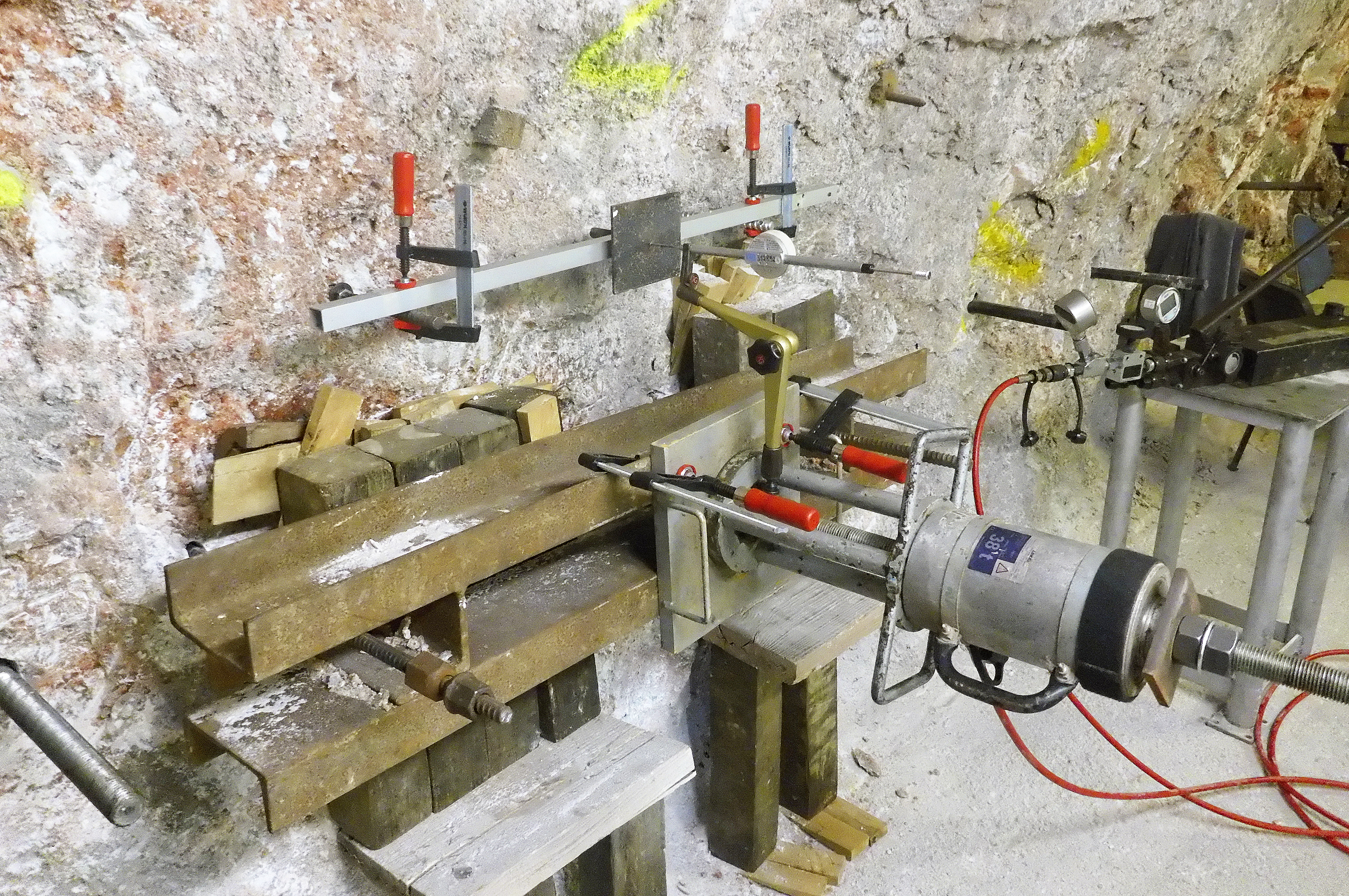 In einem Bergwerk wurde an einem Versuchsort eine Prüfanlage zum Ankerzugversuch installiert.