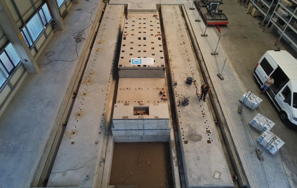 Ein Fundament eines Bohr- und Fräswerkes wird mittels Anker und Ankerverguss verstärkt.