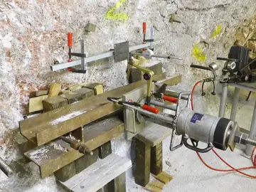 In einem Bergwerk wurde an einem Versuchsort eine Prüfanlage zum Ankerzugversuch installiert. 