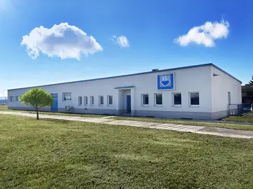 Das Firmengebäude der Nordhäuser Bauprüfinstitut GmbH in Frontalansicht bei blauem Himmel und sonnigem Wetter, vereinzelte Wolken.