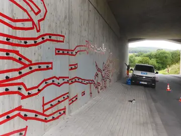 Am Brückenwiderlager angebrachte Markierungen für die Eingrenzung der aufzubringenden Verdämmung infolge einer Rissinjektion.