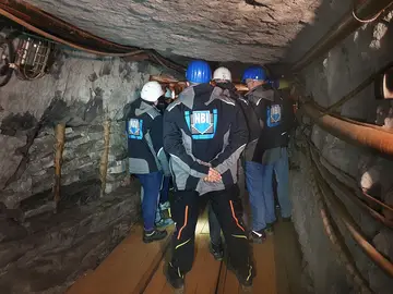 Teilnehmer eines Lehrgangs unter Tage in einem Bergwerk.