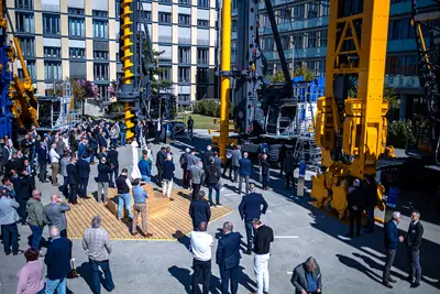 The outdoor area, where equipment from BAUER Maschinen GmbH was on display, also provided an opportunity for in-depth discussions.