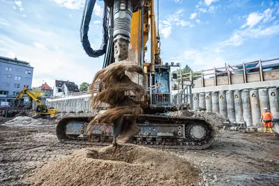 Working deep below ground: A BAUER BG 39 constructing piles for the foundation.